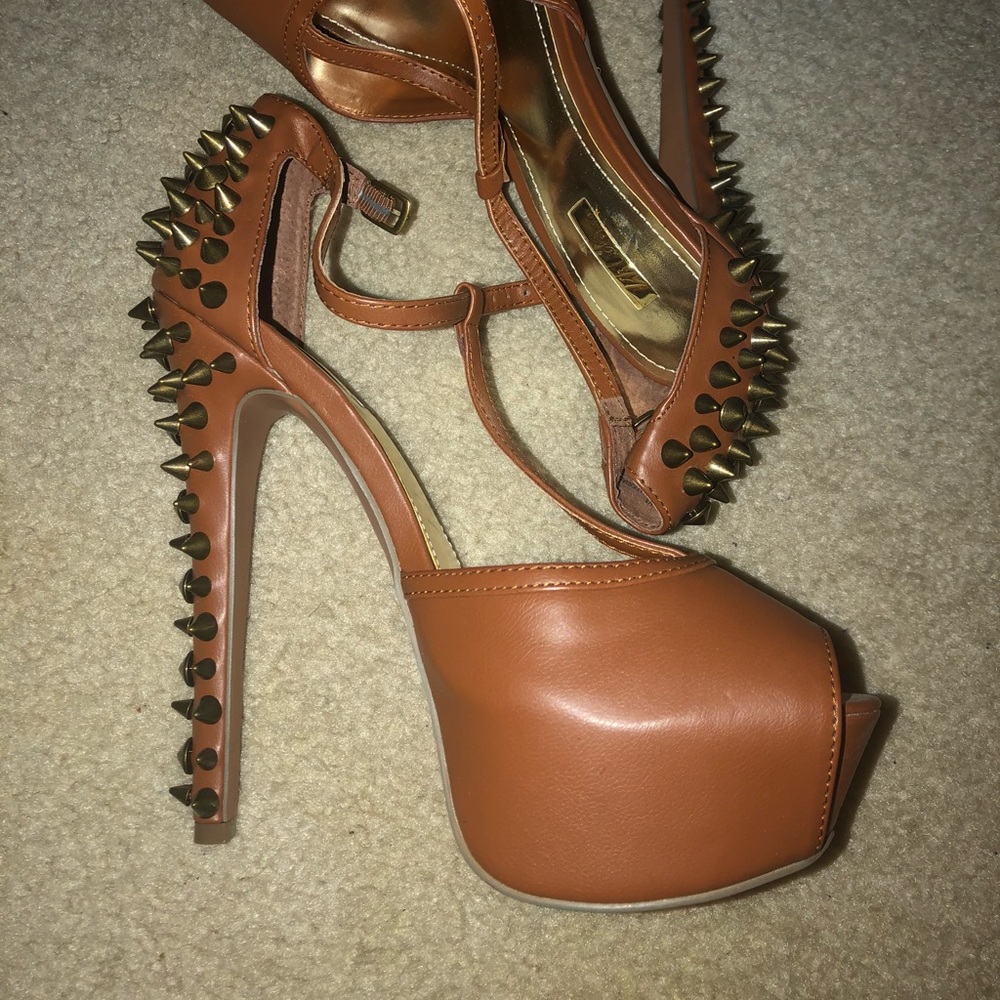 Baker’s Edie WP spike high heels size 7.5